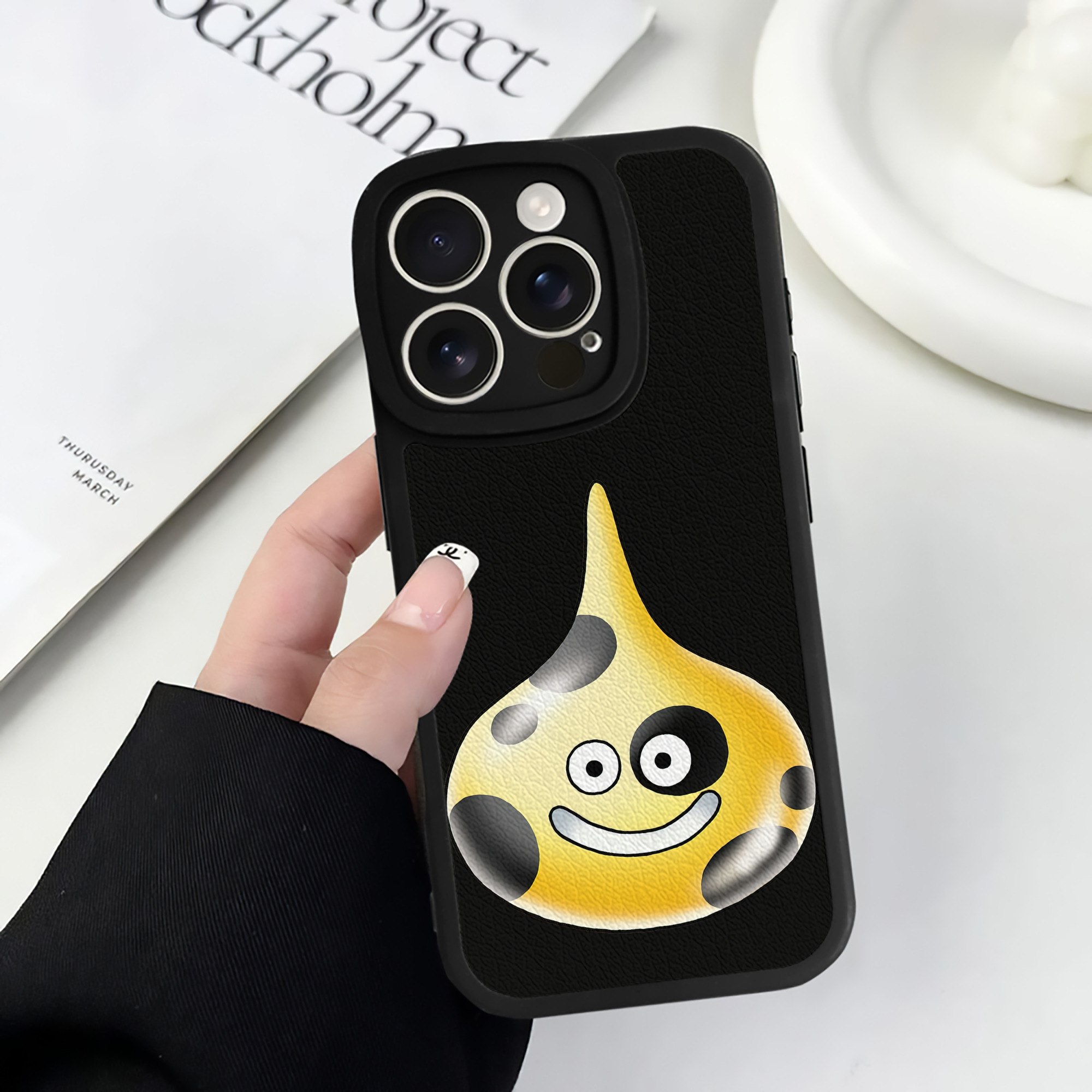 （画像用） ドラゴンクエスト Doragon Kuesuto Dragon Quest 【iPhone 16シリーズ対応】シリコンスマホケース（レザー調） 材質：シリコン